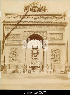 Victor Hugo Beerdigung: Blick auf die Katafalke unter dem Arc de Triomphe. Zeichnen Sie auf Albuminpapier. Anonyme Fotografie. Zeichnen Sie nach der Wiederherstellung auf Albuminpapier. Paris (VIII. Arr.), 1. Juni 1885. Haus von Victor Hugo. 101615-29 Triumphbogen, Avenue Champs-Elysées, Katafalque, Sarg, Trauerkortege, Nationaltrauer, Beerdigungsflagge, Beerdigung, Beerdigung, Pariser Denkmal, Pariser Denkmal, Obseques, französischer Dichter, 8. 8. 8. 8. 8. 8. 8. 8. 8. 8. 8. 8. 8. 8 8. 8. Arrondissement Stockfoto