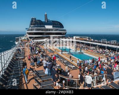 Tagsüber Blick auf die Hauptterrasse des Pools (The Atmosphere Pool) auf dem MSC Euribia Segeln in Nordeuropa (23. Juli). Stockfoto