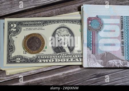 Ägyptische Pfund, USD-Dollar und britische Pfund-Münze mit Elisabeth II. Auf der Vorderseite und vier konzentrischen Kreisen für die Eisenzeit, Industrial Re Stockfoto