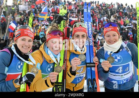 17. Februar 2024, Tschechische Republik, Nove Mesto Na Morave: Biathlon, Weltmeisterschaften, 4 x 6 km Staffel, Frauen. Janina Hettich-Walz (von links) aus Deutschland, Selina Grotian, Vanessa Voigt und Sophia Schneider freuen sich über ihre Bronzemedaille. Foto: Hendrik Schmidt/dpa Stockfoto