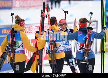 17. Februar 2024, Tschechische Republik, Nove Mesto Na Morave: Biathlon, Weltmeisterschaften, 4 x 6 km Staffel, Frauen. Die deutsche Finalfahrerin Sophia Schneider (2. Von rechts) wird von ihrem Staffelteam mit Selina Grotian (von links), Vanessa Voigt und Janina Hettich-Walz mit Bronze begrüßt. Foto: Hendrik Schmidt/dpa Stockfoto