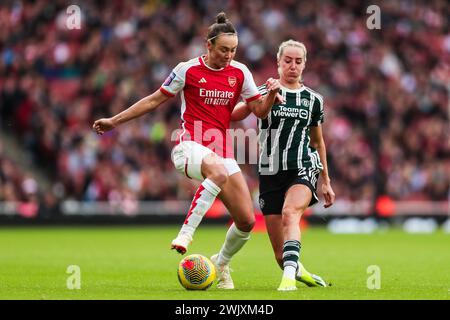 Arsenals Caitlin Foord kämpft im Emirates Stadium in London gegen den Millie Turner von Manchester United. Bilddatum: Samstag, 17. Februar 2024. Stockfoto