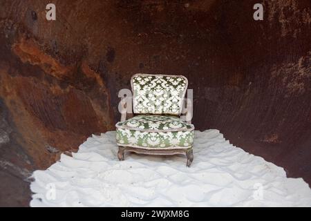 Ein Sessel in einer Stahlwerksschöpfung, ehemaliges Stahlwerk Henrichshütte, Hattingen, Ruhrgebiet, Nordrhein-Westfalen, Deutschland, Europa Stockfoto
