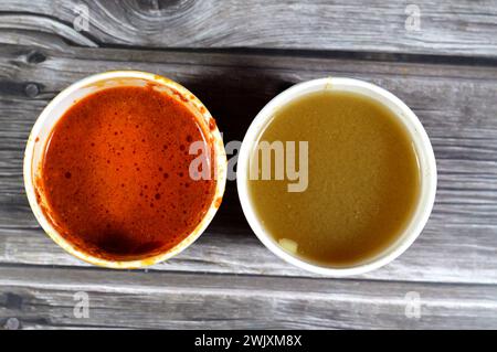 Soßen aus Gewürzen und Paprika-Sauce genannt Shatta, heiße Soße ist besonders beliebt in Ägypten, Kümmel-Essigsauce, auch Dakkah-Sauce genannt, aus W Stockfoto