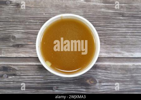 Kümmelessig, auch Dakkah-Sauce genannt, aus Weißessig, gemahlenem Kümmel, zerstoßenem Knoblauch, heißem Wasser, Salz und gemahlenem schwarzem Pfeffer, verwendet in K Stockfoto