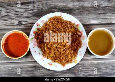 Gebratene Zwiebeln, Gewürze und Paprika Sauce genannt Shatta und Kümmel Essigsauce, auch Dakkah Sauce genannt, hergestellt aus Weißessig, gemahlenem Kümmel, gemahlenem g Stockfoto