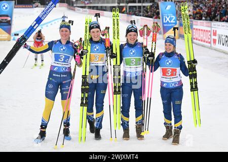 Von links Elvira Oeberg, Hanna Oeberg, Linn Persson, Anna Magnusson von Schweden feiern Silbermedaille nach dem 4x6 km Staffellauf der Frauen während der Biathlon-Weltmeisterschaft 2024 in Nove Mesto na Morave, Bezirk Zdar, Region Vysocina, Tschechische Republik, 17. Februar, 2024. (CTK-Foto/Michal Kamaryt) Stockfoto