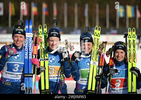Von links Elvira Oeberg, Hanna Oeberg, Linn Persson, Anna Magnusson von Schweden feiern Silbermedaille nach dem 4x6 km Staffellauf der Frauen während der Biathlon-Weltmeisterschaft 2024 in Nove Mesto na Morave, Bezirk Zdar, Region Vysocina, Tschechische Republik, 17. Februar, 2024. (CTK-Foto/Michal Kamaryt) Stockfoto