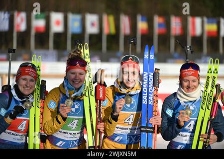 Von links Franziska Preuss, Vanessa Voigt, Selina Grotian, Janina Hettich-Walz von Deutschland feiern Bronzemedaille nach dem 4x6 km Staffellauf der Frauen während der Biathlon-Weltmeisterschaft 2024 in Nove Mesto na Morave, Bezirk Zdar, Region Vysocina, Tschechische Republik, 17. Februar, 2024. (CTK-Foto/Michal Kamaryt) Stockfoto
