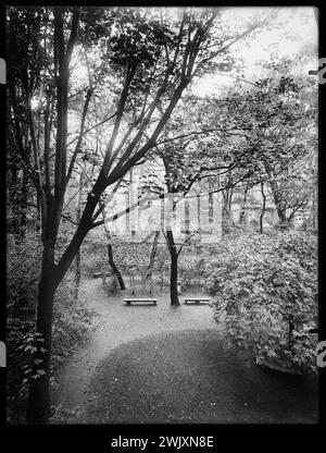 Park, Rue Saint-Guillaume 29. Paris (7. Arr.), 1922. Fotografie von Eugène Atget (1857-1927). Paris, Carnavalet Museum. 29 rue Saint-Guillaume, Baum, Bank, Garten, Saint-Cloud Park Stockfoto