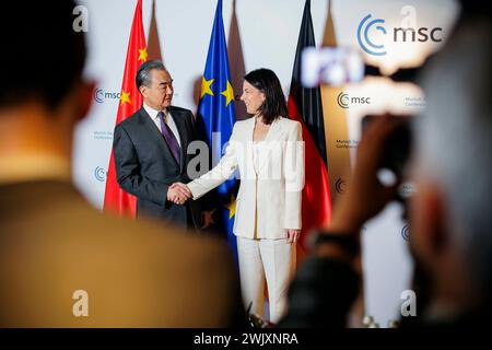 München, Deutschland. Februar 2024. 60. Münchner Sicherheitskonferenz. Bundesaußenministerin Annalena Baerbock (Buendnis 90/die Grünen) trifft mit der chinesischen Außenministerin Wang Yi zusammen. München, 17. Februar 2024. Fotografiert im Auftrag des Außenministeriums Credit: dpa/Alamy Live News Stockfoto