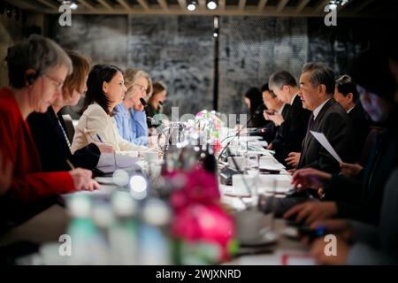 München, Deutschland. Februar 2024. 60. Münchner Sicherheitskonferenz. Bundesaußenministerin Annalena Baerbock (Buendnis 90/die Grünen) trifft mit der chinesischen Außenministerin Wang Yi zusammen. München, 17. Februar 2024. Fotografiert im Auftrag des Außenministeriums Credit: dpa/Alamy Live News Stockfoto