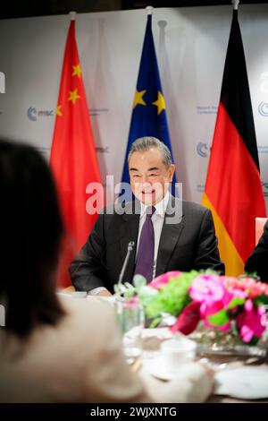 München, Deutschland. Februar 2024. 60. Münchner Sicherheitskonferenz. Bundesaußenministerin Annalena Baerbock (Buendnis 90/die Grünen) trifft mit der chinesischen Außenministerin Wang Yi zusammen. München, 17. Februar 2024. Fotografiert im Auftrag des Außenministeriums Credit: dpa/Alamy Live News Stockfoto