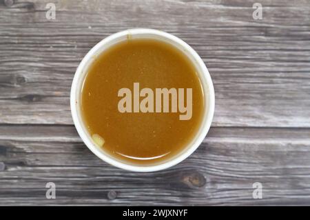 Kümmelessig, auch Dakkah-Sauce genannt, aus Weißessig, gemahlenem Kümmel, zerstoßenem Knoblauch, heißem Wasser, Salz und gemahlenem schwarzem Pfeffer, verwendet in K Stockfoto