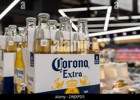 Packung Corona Extra Bier. Corona Extra Glasflaschen im Supermarkt. Minsk, Weißrussland - 15. februar 2024 Stockfoto