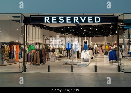 Reservierter Markenladen im Einkaufszentrum. Außen. Minsk, Weißrussland - 17. februar 2024 Stockfoto