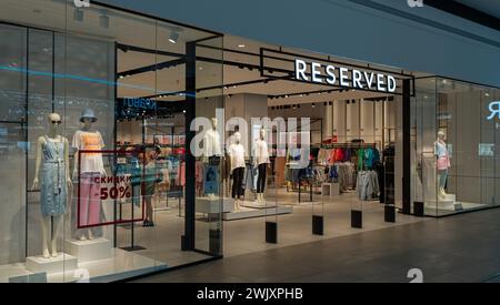 Reservierter Markenladen im Einkaufszentrum. Außen. Minsk, Weißrussland - 17. februar 2024 Stockfoto