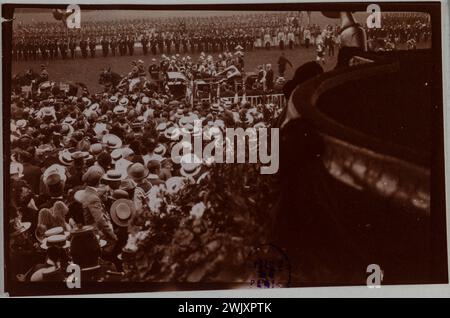 Besuch von Alphonse XIII. (1886-1941), König von Spanien oder Edouard VII. (1841-1910), König des Vereinigten Königreichs. Offizielles Auto und Publikum. Revue de Vincennes, Val-de-Marne. Photo Club de Paris. Aristotyp. Zwischen 1903 und 1905. Paris, Carnavalet Museum. 100467-27 OFFIZIELLER BESUCH Stockfoto