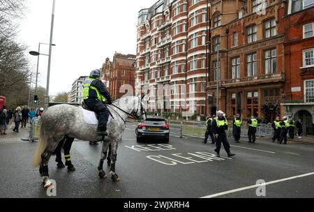 London, Großbritannien. Februar 2024. MET Police beschützt die israelische Botschaft in Kensington, während sich Demonstranten zum palästinensischen marsch versammeln. Quelle: Brian Minkoff/Alamy Live News Stockfoto