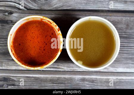 Soßen aus Gewürzen und Paprika-Sauce genannt Shatta, heiße Soße ist besonders beliebt in Ägypten, Kümmel-Essigsauce, auch Dakkah-Sauce genannt, aus W Stockfoto