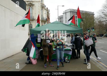 London, Großbritannien. Februar 2024. MET Police beschützt die israelische Botschaft in Kensington, während sich Demonstranten zum palästinensischen marsch versammeln. Quelle: Brian Minkoff/Alamy Live News Stockfoto