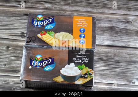 Kairo, Ägypten, 12. Februar 2024: Domty Feta-Käse plus Cheddar, Oliven-Aroma, hergestellt aus pasteurisierter Kuh- und Büffelmilch, kann verwendet werden, um ein c hinzuzufügen Stockfoto