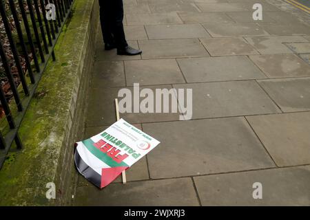 London, Großbritannien. Februar 2024. MET Police beschützt die israelische Botschaft in Kensington, während sich Demonstranten zum palästinensischen marsch versammeln. Quelle: Brian Minkoff/Alamy Live News Stockfoto