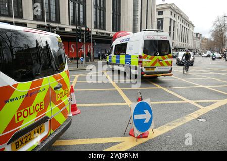 London, Großbritannien. Februar 2024. MET Police beschützt die israelische Botschaft in Kensington, während sich Demonstranten zum palästinensischen marsch versammeln. Quelle: Brian Minkoff/Alamy Live News Stockfoto