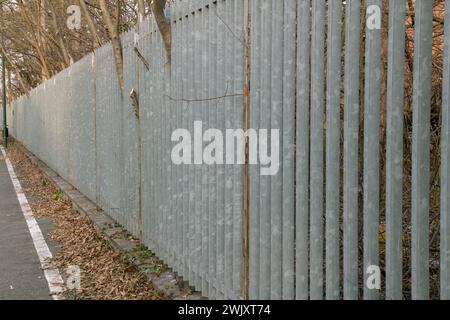 Sicherer Zaun mit modernen Geländern mit linearen Elementen aus verzinktem Stahl, Sicherheitsgrenzen, bemannt und überwacht gegen illegale Einwanderer, irregu Stockfoto