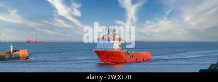 Das Schiff kommt am Hafen von Aberdeen an, nachdem es den Girdle Ness Lighthouse passiert hat Stockfoto