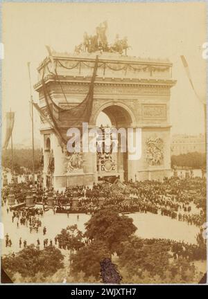 Victor Hugo Beerdigung: Blick auf die Katafalke unter dem Arc de Triomphe und Place de l'Etoile. Anonyme Fotografie. Zeichnen Sie nach dem Catering auf Albuminpapier. Paris (VIII. Arr.), 1. Juni 1885. Haus von Victor Hugo. 101617-1 Triumphbogen, Katafalk, Sarg, Trauerkortege, nationale Trauer, Begräbnisflagge, Begräbnis, Menschenmenge, Beerdigung, Pariser Denkmal, Obseques, Place de l'Etoile, Dichter Francais, viieme viiie 8eme 8eme 8Acht Arrondissement Stockfoto