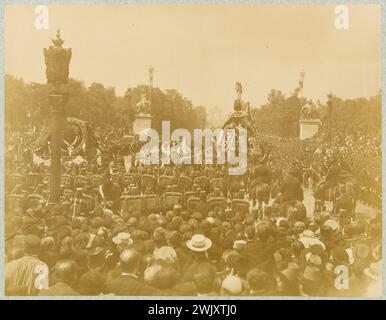 Victor Hugo Beerdigung: Panzer und Truhen von Kindern in Uniform führen Champs Elysées zum Place de la Concorde. Anonyme Fotografie. Zeichnen Sie auf Albuminpapier, nach Catering.paris (VIII. Arr.), 1. Juni 1885. Haus von Victor Hugo. 101617-19 Avenue Champs-Elysées, Katafalque, Sarg, Trauerkortege, Leichenkrone, Panzer, Pferd, nationale Trauer, schwarzes Tuch, französische Flagge, Begräbnis, Menschenmenge, Beerdigung, Nationalgarde, Obseques, concorde, französischer Dichter, Uniform, viieme VIIIE VIIII 8. 8. 8. Arrondissement Stockfoto