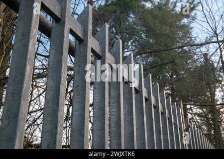 Sicherer Zaun mit modernen Geländern mit linearen Elementen aus verzinktem Stahl, Sicherheitsgrenzen, bemannt und überwacht gegen illegale Einwanderer, irregu Stockfoto