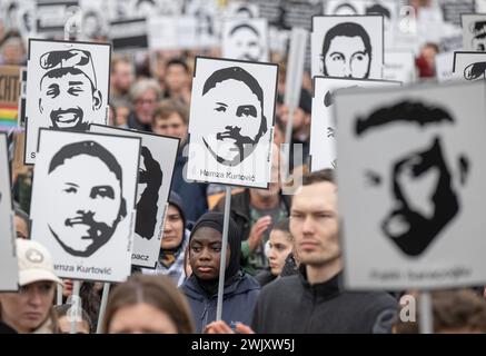 Hanau, Deutschland. Februar 2024. Während eines gedenkmarsches zum vierten Jahrestag des rassistischen Angriffs in Hanau marschieren Menschen durch die Innenstadt. Viele halten Bilder von den Opfern auf. Quelle: Boris Roessler/dpa/Alamy Live News Stockfoto