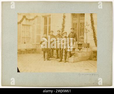 Preußische Offiziere in Epinay-sur-seine, vor dem Haus des Gouverneurs von Saint-Denis. Anonyme Fotografie. Zeichnen Sie auf Albuminpapier, um 1870. Paris, Carnavalet Museum. 123096-23 Stockfoto