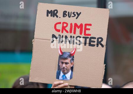 Manchester, Großbritannien. Februar 2024. Palästinensischer Gaza-Protest im Stadtzentrum von Manchester. Demonstranten marschierten durch das Stadtzentrum, überwacht von der Polizei. Die Demonstranten hielten an und hoben die Hände mit roten Handschuhen, um den Protest zu signalisieren, dass die Barclays Bank in Bezug auf den aktuellen Konflikt Blut an den Händen hatte. Der marsch hielt Straßenbahnen und Verkehr auf, während Tausende friedlich marschierten. Manchester UK. Quelle: GaryRobertsphotography/Alamy Live News Stockfoto