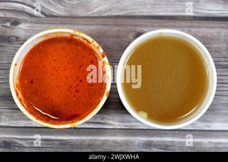 Soßen aus Gewürzen und Paprika-Sauce genannt Shatta, heiße Soße ist besonders beliebt in Ägypten, Kümmel-Essigsauce, auch Dakkah-Sauce genannt, aus W Stockfoto