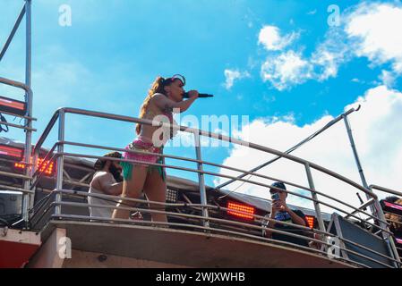 17. Februar 2024, Rio de Janeiro, Rio de Janeiro, Brasilien: RIO DE JANEIRO (RJ), 02/17/2024 - BLOCK da ANITTA/CENTRO/RJ - brasilianische Sängerin Anitta beginnt ihren Megablock auf der Rua Primeiro de Marco und endet auf der Av. Präsident Antonio Carlos. Die Veranstaltung zieht eine lebhafte Menge von Fans und Enthusiasten an, und es gibt moderate Ruhe, Sicherheit und medizinische Versorgung in der Stadt Rio de Janeiro, diesen Samstag, den 17. Februar 2024. (Foto: Fausto Maia/Thenews2/Zumapress) (Foto: © Fausto Maia/TheNEWS2 via ZUMA Press Wire) NUR REDAKTIONELLE VERWENDUNG! Nicht für kommerzielle ZWECKE! Stockfoto