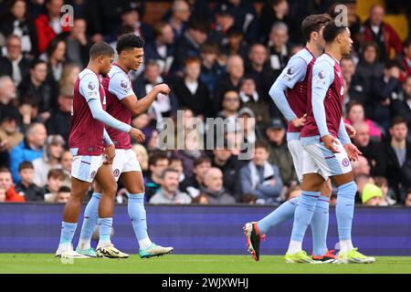 London, Großbritannien. Februar 2024. 17. Februar 2024; Craven Cottage, Fulham, London, England; Premier League Football, Fulham gegen Aston Villa; Ollie Watkins von Aston Villa feiert mit seinen Teamkollegen, nachdem er 0-1 Punkte in der 23. Minute erzielte. Credit: Action Plus Sports Images/Alamy Live News Stockfoto