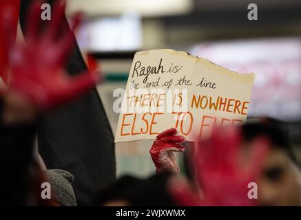 Manchester, Großbritannien. Februar 2024. Palästinensischer Gaza-Protest im Stadtzentrum von Manchester. Demonstranten marschierten durch das Stadtzentrum, überwacht von der Polizei. Die Demonstranten hielten an und hoben die Hände mit roten Handschuhen, um den Protest zu signalisieren, dass die Barclays Bank in Bezug auf den aktuellen Konflikt Blut an den Händen hatte. Der marsch hielt Straßenbahnen und Verkehr auf, während Tausende friedlich marschierten. Manchester UK. Quelle: GaryRobertsphotography/Alamy Live News Stockfoto