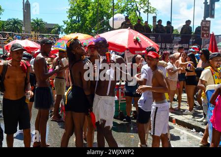 17. Februar 2024, Rio de Janeiro, Rio de Janeiro, Brasilien: RIO DE JANEIRO (RJ), 02/17/2024 - BLOCK da ANITTA/CENTRO/RJ - brasilianische Sängerin Anitta beginnt ihren Megablock auf der Rua Primeiro de Marco und endet auf der Av. Präsident Antonio Carlos. Die Veranstaltung zieht eine lebhafte Menge von Fans und Enthusiasten an, und es gibt moderate Ruhe, Sicherheit und medizinische Versorgung in der Stadt Rio de Janeiro, diesen Samstag, den 17. Februar 2024. (Foto: Fausto Maia/Thenews2/Zumapress) (Foto: © Fausto Maia/TheNEWS2 via ZUMA Press Wire) NUR REDAKTIONELLE VERWENDUNG! Nicht für kommerzielle ZWECKE! Stockfoto