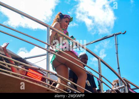 17. Februar 2024, Rio de Janeiro, Rio de Janeiro, Brasilien: RIO DE JANEIRO (RJ), 02/17/2024 - BLOCK da ANITTA/CENTRO/RJ - brasilianische Sängerin Anitta beginnt ihren Megablock auf der Rua Primeiro de Marco und endet auf der Av. Präsident Antonio Carlos. Die Veranstaltung zieht eine lebhafte Menge von Fans und Enthusiasten an, und es gibt moderate Ruhe, Sicherheit und medizinische Versorgung in der Stadt Rio de Janeiro, diesen Samstag, den 17. Februar 2024. (Foto: Fausto Maia/Thenews2/Zumapress) (Foto: © Fausto Maia/TheNEWS2 via ZUMA Press Wire) NUR REDAKTIONELLE VERWENDUNG! Nicht für kommerzielle ZWECKE! Stockfoto