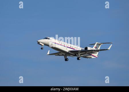 München, Deutschland - 16. Februar. 2024 : Republik Serbien Embraer EMB-135BJ Legacy mit der Flugzeugnummer YU-SRB landet als Teil der Münchner Stockfoto