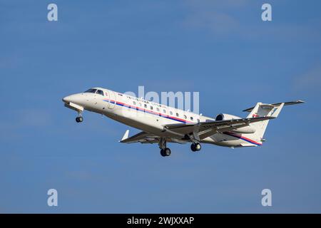 München, Deutschland - 16. Februar. 2024 : Republik Serbien Embraer EMB-135BJ Legacy mit der Flugzeugnummer YU-SRB landet als Teil der Münchner Stockfoto