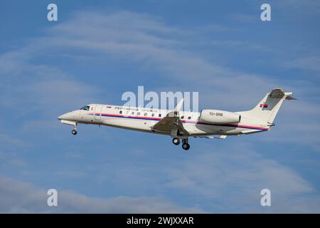 München, Deutschland - 16. Februar. 2024 : Republik Serbien Embraer EMB-135BJ Legacy mit der Flugzeugnummer YU-SRB landet als Teil der Münchner Stockfoto