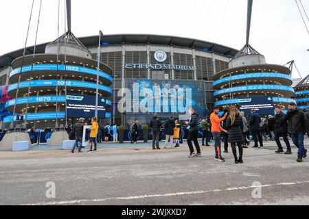 Fans treffen sich vor dem Stadion vor dem Premier League-Spiel Manchester City gegen Chelsea im Etihad Stadium, Manchester, Großbritannien, 17. Februar 2024 (Foto: Conor Molloy/News Images) Stockfoto