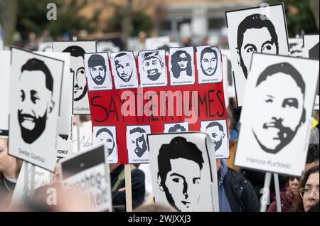 Hanau, Deutschland. Februar 2024. Während eines gedenkmarsches zum vierten Jahrestag des rassistischen Angriffs in Hanau marschieren Menschen durch die Innenstadt. Viele halten Bilder von den Opfern auf. Quelle: Boris Roessler/dpa/Alamy Live News Stockfoto