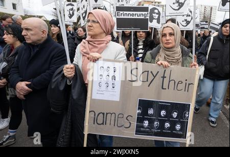 Hanau, Deutschland. Februar 2024. Während eines gedenkmarsches zum vierten Jahrestag des rassistischen Angriffs in Hanau marschieren Menschen durch die Innenstadt. Viele halten Bilder von den Opfern auf. Quelle: Boris Roessler/dpa/Alamy Live News Stockfoto