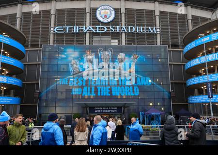 Fans treffen sich vor dem Stadion vor dem Premier League-Spiel Manchester City gegen Chelsea im Etihad Stadium, Manchester, Großbritannien, 17. Februar 2024 (Foto: Conor Molloy/News Images) Stockfoto