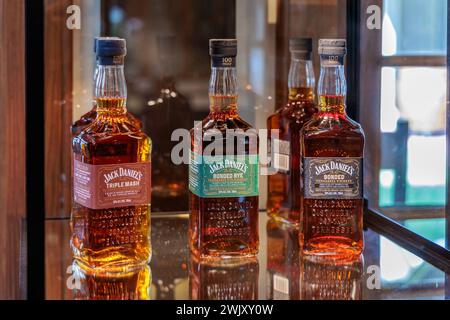 Jack Daniels Whiskey-Produkte werden im Besucherzentrum der Jack Daniel Distillery in Lynchburg, Tennessee, ausgestellt Stockfoto